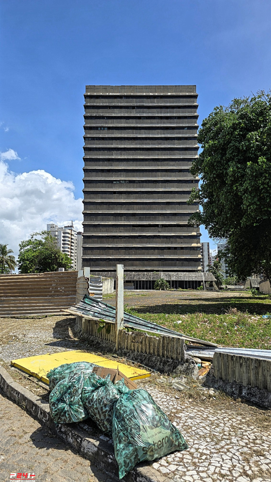 Sucata vertical no coração da Pituba, quem ganha com isso?