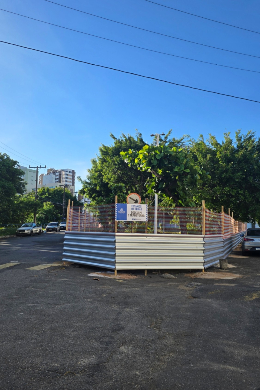 Praça 24 de Maio, na Pituba, começa a ser preparada para requalificação pela Prefeitura