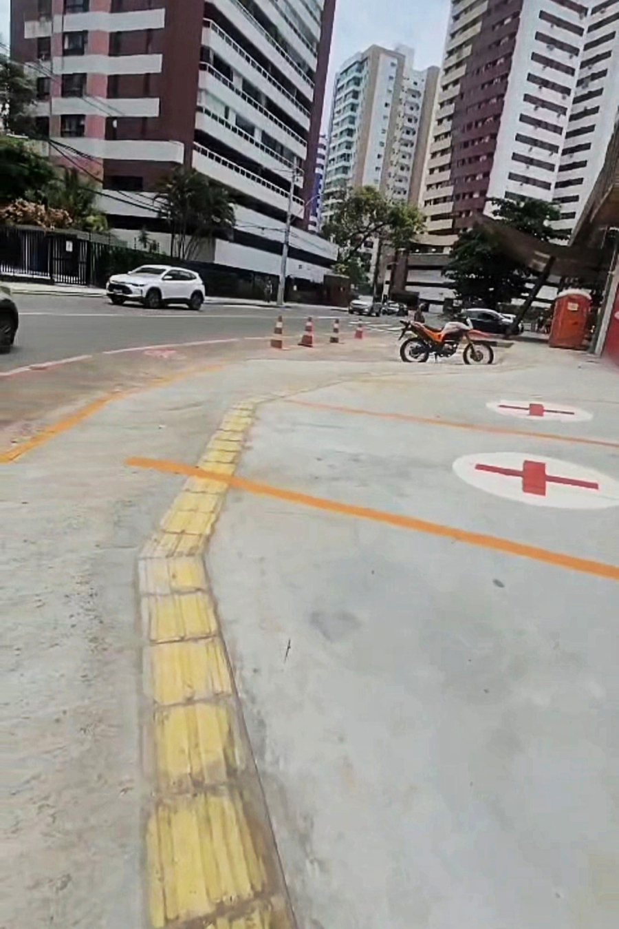 Denúncia: obra em nova farmácia levanta suspeitas de irregularidade na calçada