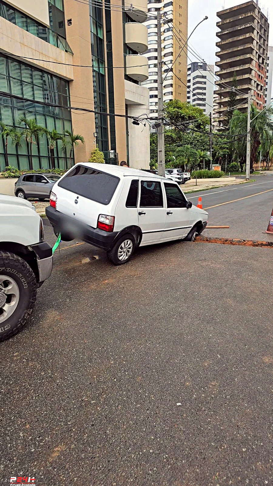 Carro cai em vala sem sinalização e fica preso após acidente, no Aquarius
