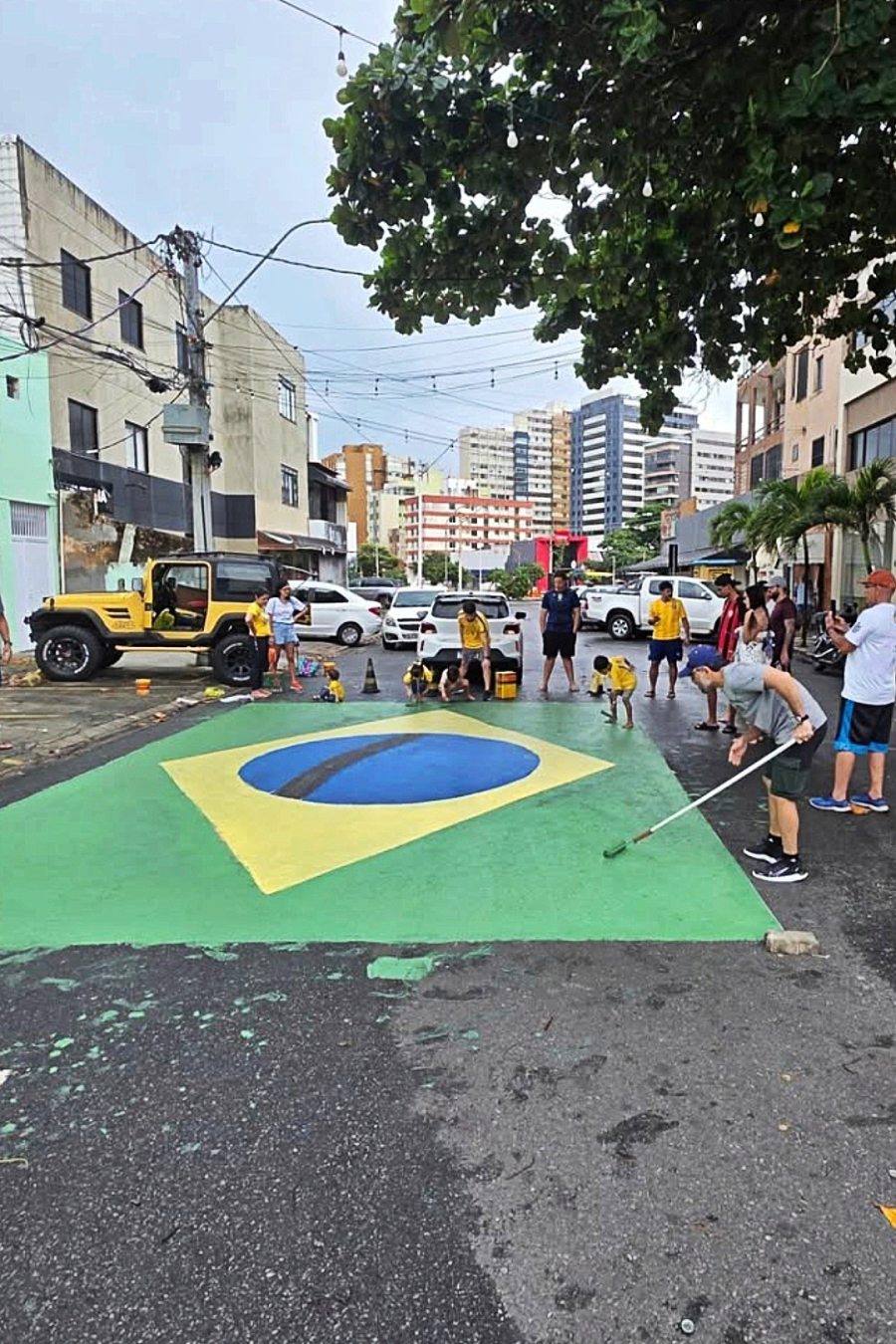Pituba recebe bandeira gigante do Brasil em ação do O Baiano Churrasqueiro