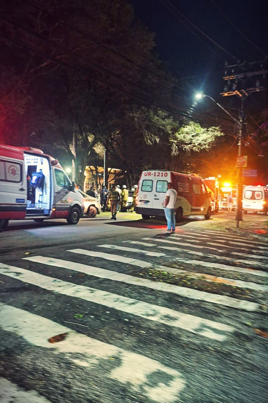Colisão entre carro e árvore mobiliza resgate na Praça Edith Mendes, no Itaigara